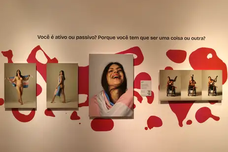 Rio de Janeiro (RJ), 10/05/2024 - Projeto Assexybilidade traz visibilidade para a sexualidade de pessoas com deficiência. Ele inclui exposição e documentário, no Centro Municipal de Arte Hélio Oiticica, centro da cidade. Foto: Tânia Rêgo/Agência Brasil