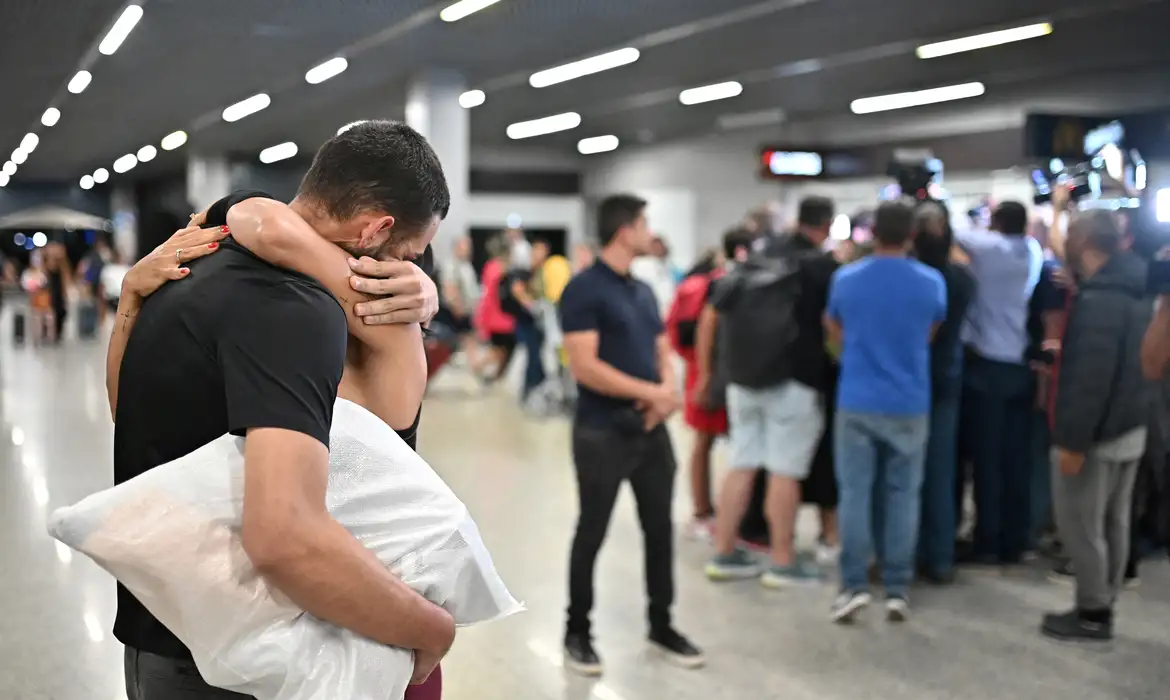 A Brazilian migrant, deported from the U.S. under President Donald Trump's administration, is welcomed by his relative at the Confins airport in Belo Horizonte, Brazil, January 25, 2025. Reuters/Washington Alves/Proibida reprodução