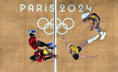 Paris 2024 Olympics - Volleyball - Women's Preliminary Round - Pool B - Brazil vs Kenya - South Paris Arena 1, Paris, France - July 29, 2024.
 Trizah Atuka of Kenya, Thaisa Daher de Menezes of Brazil, Gabriela Braga Guimaraes of Brazil and Emmanculate Nekesa Misoki of Kenya in action. REUTERS/Siphiwe Sibeko