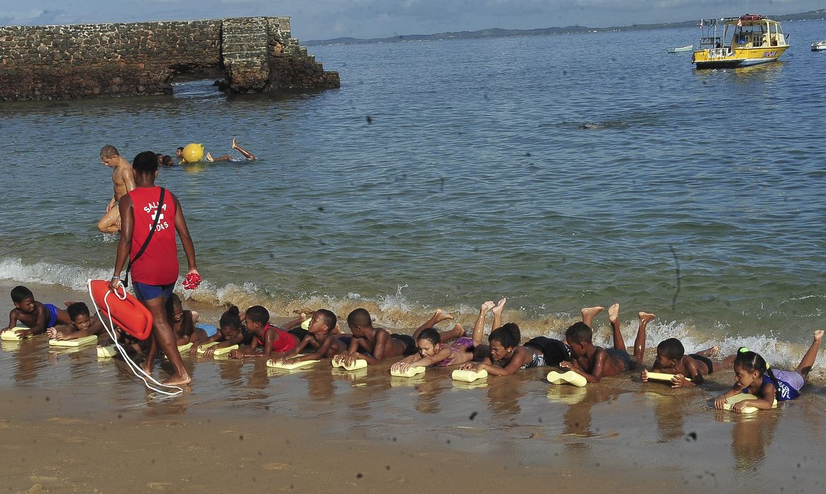 Salvador - Dezenas de crianças fazem aulas de natação na Praia da Barra depois que a única piscina pública da cidade foi aterrada para as obras da Copa do Mundo (Antonio Cruz/Agência Brasil)