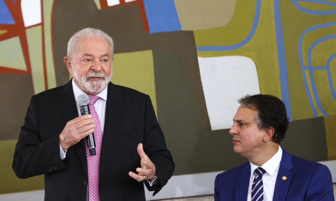 O presidente Luiz Inácio Lula da Silva e o ministro da Educação, Camilo Santana, durante reunião com reitores das universidades federais do país e dos institutos federais de ensino, no Palácio do Planalto.