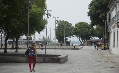 Ruas ficam vazias em horário de pico no centro do Rio de Janeiro