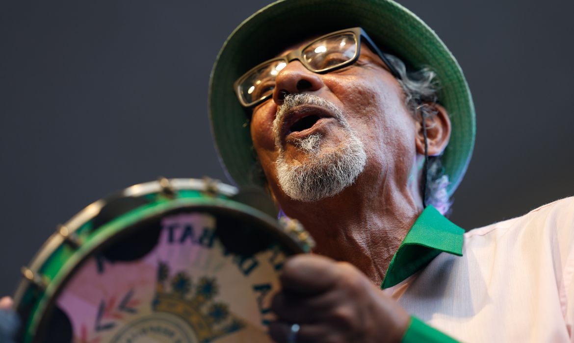 Rio de Janeiro (RJ) 07/12/2024 - Shows na estação de trens Central do Brasil aninam o público para o Trem do Samba, que celebra o Dia Nacional do Samba (2 de dezembro) com músicos nos vagões até Owasldo Cruz, subúrbio da Zona Norte. Foto: Fernando Frazão/Agência Brasil