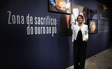 Rio de Janeiro (RJ), 02/07/2026 - A artista visual Isis Medeiros inaugura a exposição Zona de Sacrifício: do ouro ao pó, que mostra a exploração de lítio no Vale do Jequitinhonha, na galeria Mestre Vitalino - Centro Nacional de Folclore e Cultura Popular, no Catete. Foto: Rovena Rosa/Agência Brasil