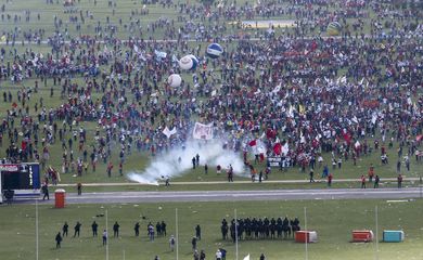 Brasília - Manifestantes marcham em Brasília por eleições diretas e entram em confronto com a Polícia Militar (Fabio Rodrigues Pozzebom/Agência Brasil)