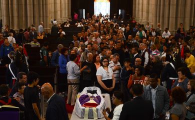 São Paulo - Fiéis formam fila para se despedir de dom Paulo Evaristo Arns, na Catedral da Sé  (Rovena Rosa/Agência Brasil)