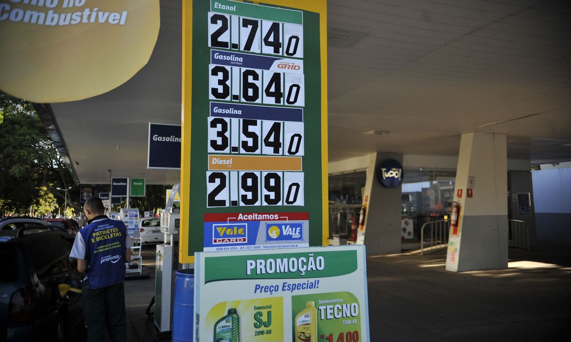Placa de posto de gasolina indicando o reajuste nos preços dos combustíveis (José Cruz/Agência Brasil)