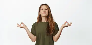 Mulher com os olhos fechados respira calmamente