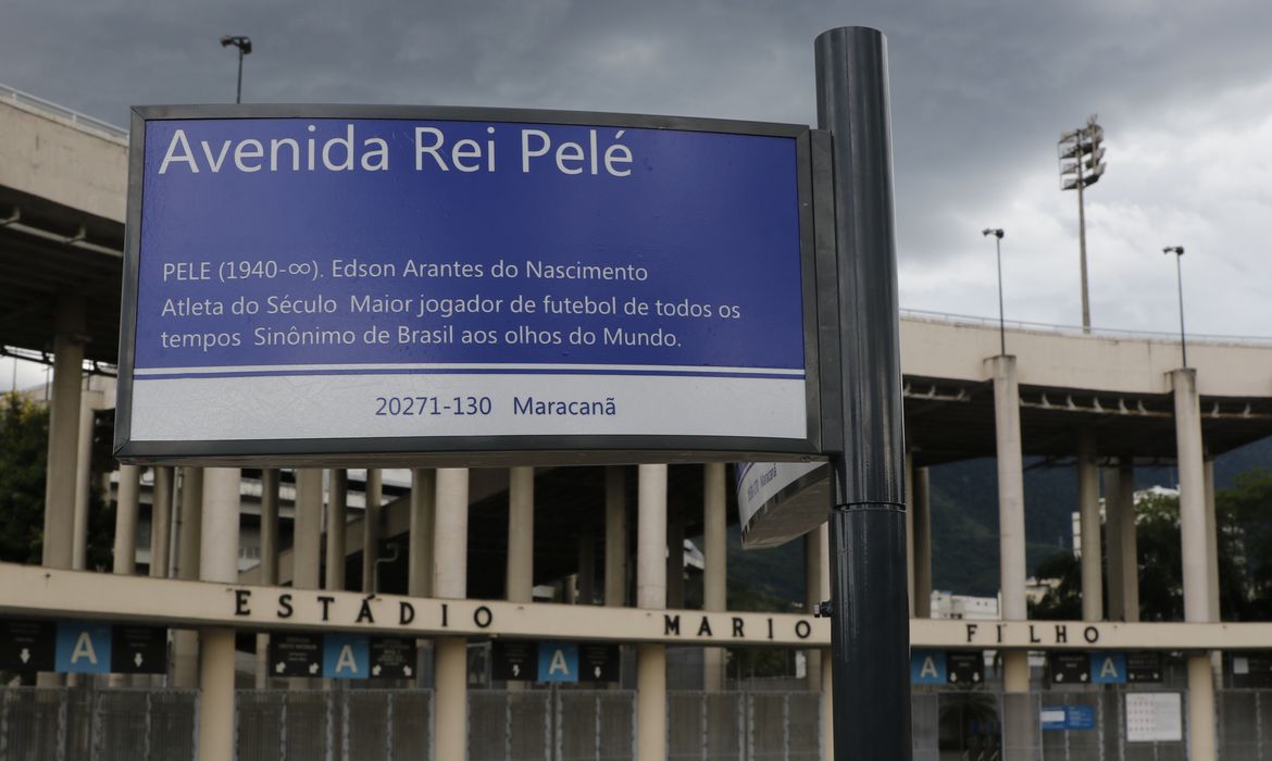 Trecho da Avenida Presidente Castelo Branco, mais conhecida como Radial Oeste, é batizado Avenida Rei Pelé nas imediações do Estádio do Maracanã.