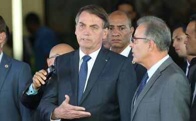 O preisidente Jair Bolsonaro, e o ministro de Minas e Energia, Bento Albuquerque, falam à imprensa após reunião no ministerio de Minas e Energia