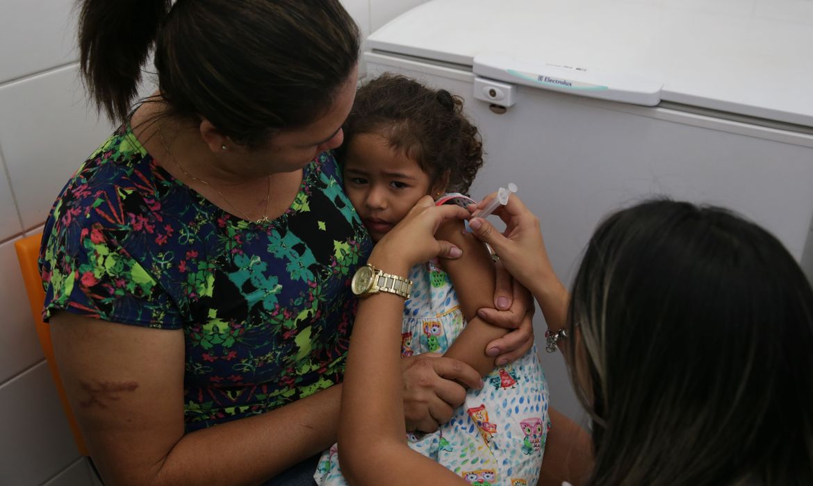 Campanha nacional de vacinação contra a gripe no Distrito Federal. Foto:  Maria José da Silva 45 anos e sua filha Ana Clara de 3 Anos