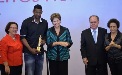 Presidenta Dilma Rousseff participa da entrega do Prêmio Direitos Humanos 2014. Recebendo o Prêmio, Mário Lúcio Duarte Costa, o goleiro Aranha (Wilson Dias/Agência Brasil)