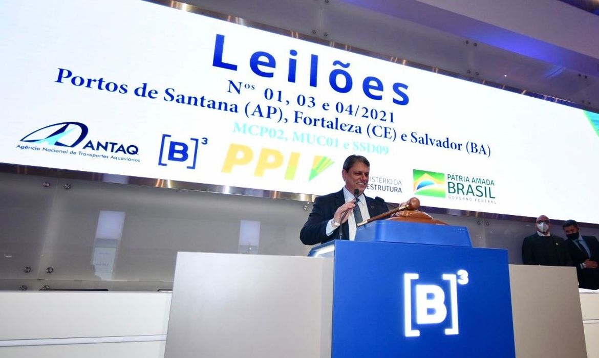 O ministro de Infraestrutura, Tarcísio de Freitas participa do leilão, três áreas portuárias para movimentação de cargas em Santana (AP), Fortaleza (CE) e Salvador (BA)