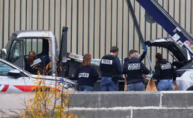 Police officers work near a crane believed to have been used in what the French Interior Ministry said was a robbery at the Louvre museum during which jewellery was stolen, in Paris, France, October 19, 2025. REUTERS/Gonzalo Fuentes/ Proibida reprodução