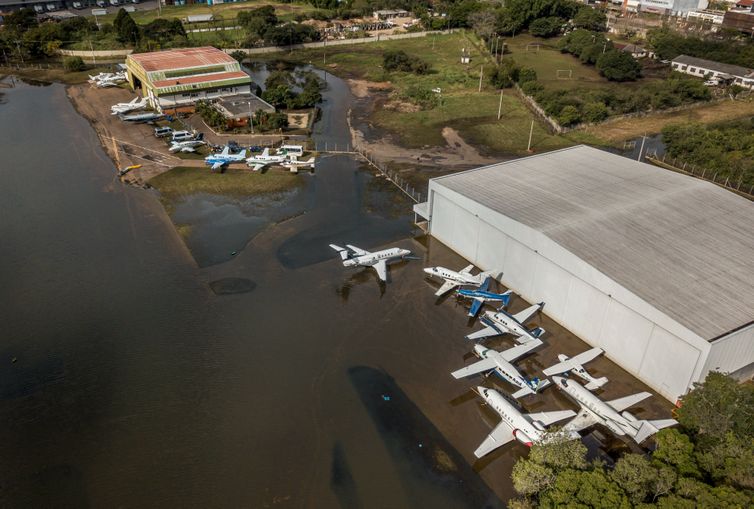 Porto Alegre (RS), 25/05/2024 - Aeroporto Salgado Filho (POA) continua alagado pelas enchentes que atinge o estado.Foto: Rafa Neddermeyer/Agência Brasil