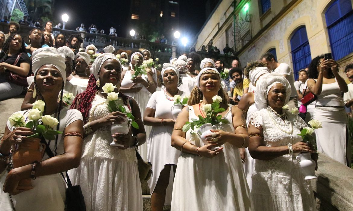 São Paulo (SP), 13/05/2024 - Lavagem da escadaria do Bixiga e leitura do manifesto contra a falsa abolição pelo Ilú Obá de Min, na rua 13 de maio. Foto: Rovena Rosa/Agência Brasil