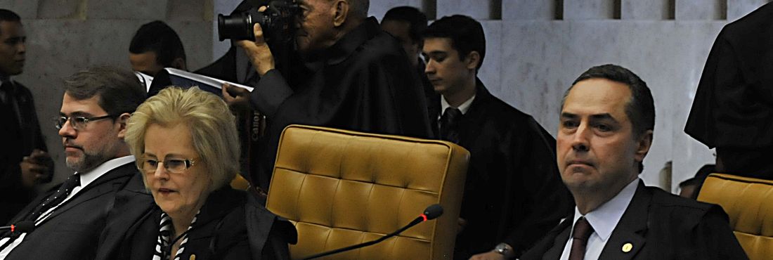 Brasília – O Supremo Tribunal Federal (STF) retomou hoje (14) sessão para julgar os recursos apresentados pelos 25 condenados na Ação Penal 470, o processo do mensalão. Na foto, os ministros Antonio Dias Tofolli, Rosa Weber e Roberto Barroso