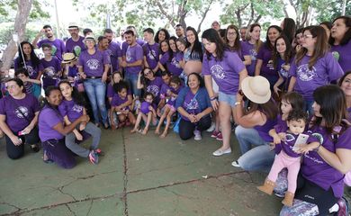 Brasília - No Purple Day ou Dia Lilás, pessoas com epilepsia e seus familiares conscientizam a população sobre a doença no Parque da Cidade (Antonio Cruz/Agência Brasil)
