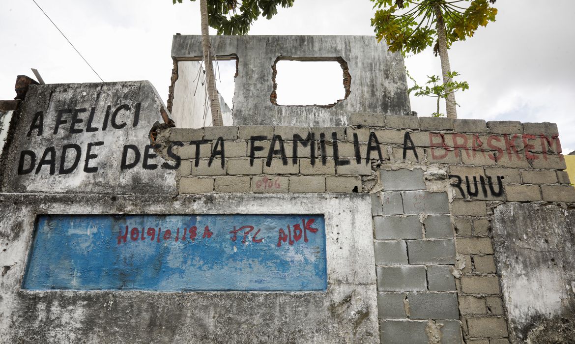 Maceió (AL) 17/12/2023 – Moradores deixam frases em suas casas após serem desalojados, nas proximidades da mina n°18 da mineradora Braskem na lagoa de Mundaú. Foto: Joédson Alves/Agência Brasil