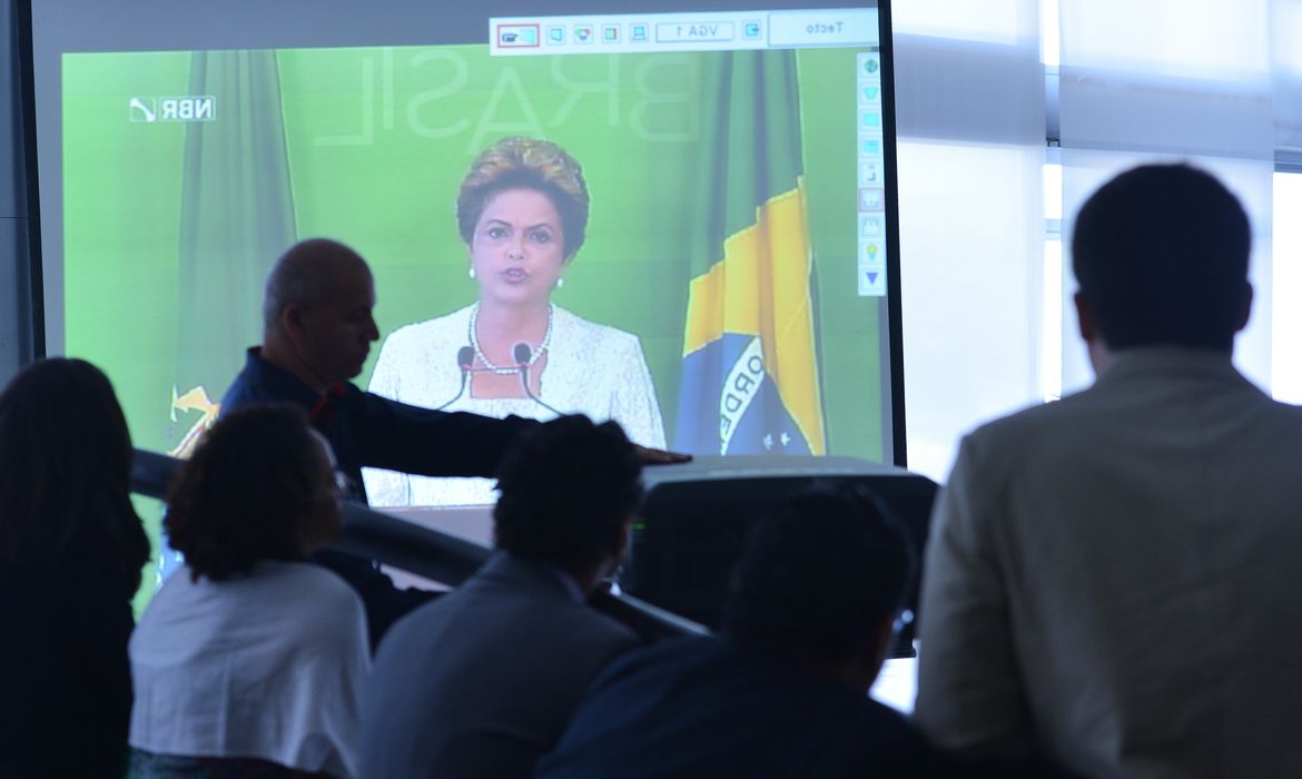 Brasília - A presidenta Dilma Rousseff  anuncia mudanças em seu ministério , durante  declaração à imprensa no Palácio do Planalto (Antonio Cruz/Agência Brasil)