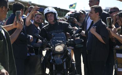 Jair Bolsonaro anda de moto