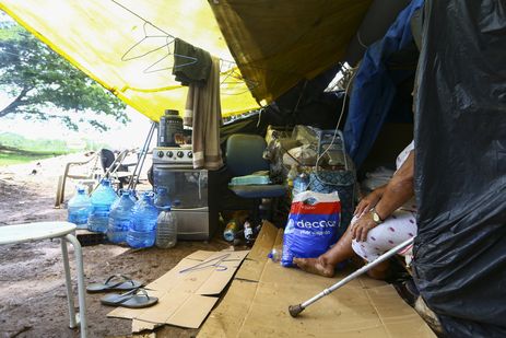 Pessoas em situação de vulnerabilidade na área central de Brasília durante o jogo Brasil x Croácia pela copa do mundo. -Marcelo Camargo/Agência Brasil