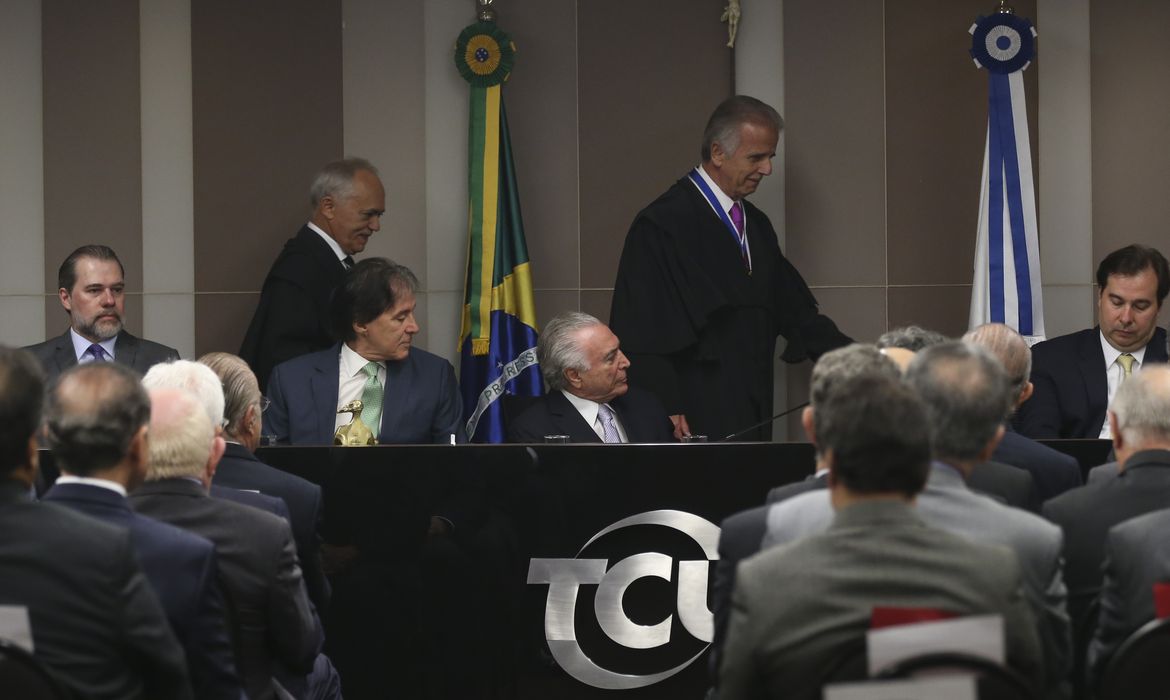 O presidente Michel Temer participa da solenidade de posse do novo presidente do Tribunal de Contas da União (TCU), José Múcio Monteiro Filho, e da vice-presidente da Corte, Ana Lucia Arraes Alencar, na sede do TCU.