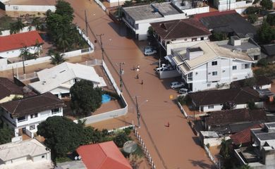 Chuvas causaram enchentes na cidade de São João Batista (SC)