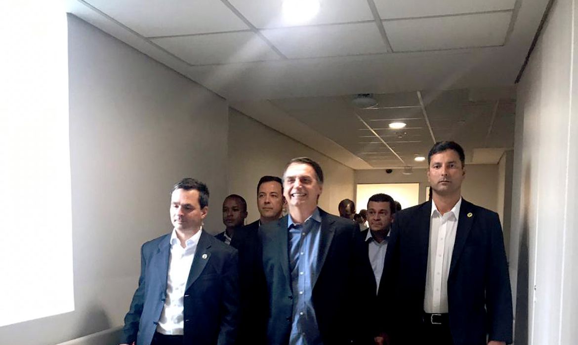 Presidente Jair Bolsonaro, após alta, durante saída do Hospital Albert Einstein.