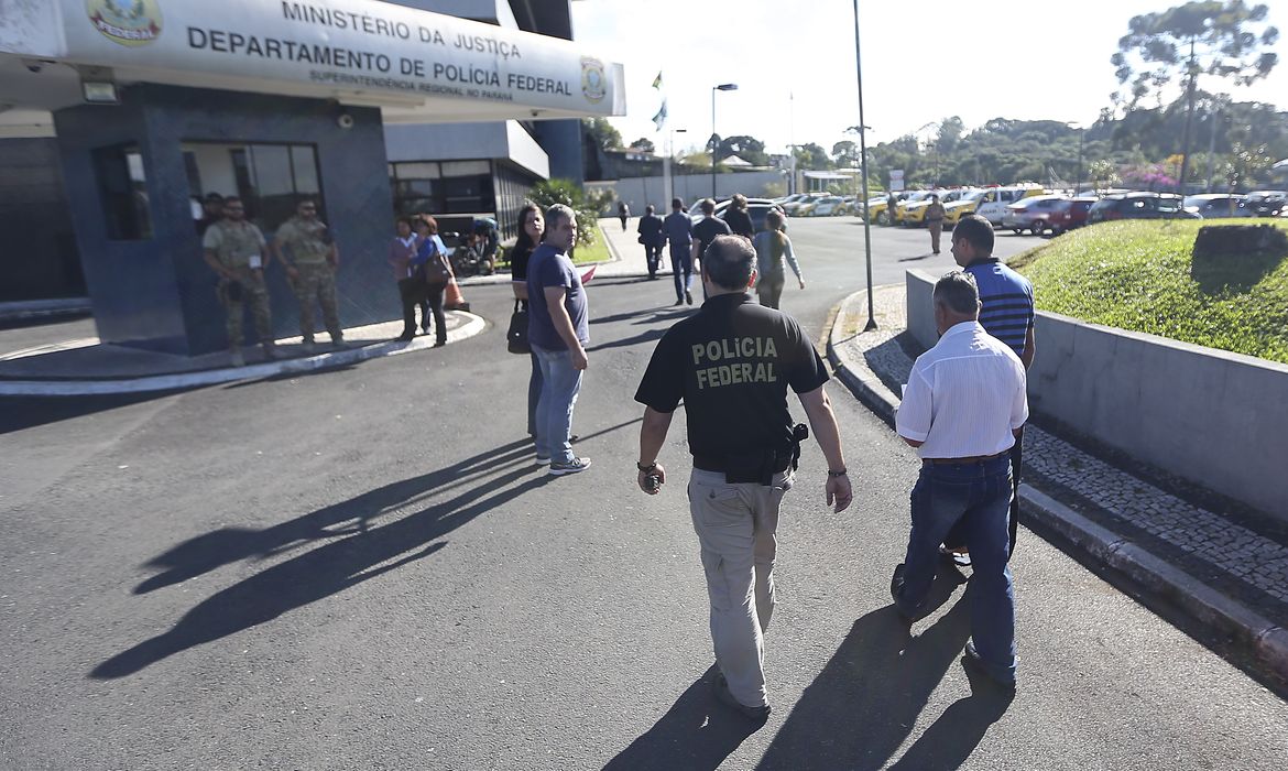 Curitiba - No primeiro dia útil após a prisão do ex-presidente Lula, o serviço de emissão de passaporte, na sede da Polícia Federal, funcionou normalmente (Marcello Casal Jr/Agência Brasil)
