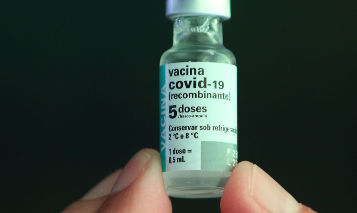 Frasco da vacina 100% nacional contra a covid-19, produzida pela Fundação Oswaldo Cruz (Fiocruz)