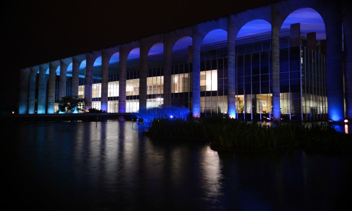 Palácio Itamaraty iluminado de azul em alusão ao Dia Mundial de Conscientização do Autismo (Fabio Rodrigues Pozzebom/Agência Brasil)