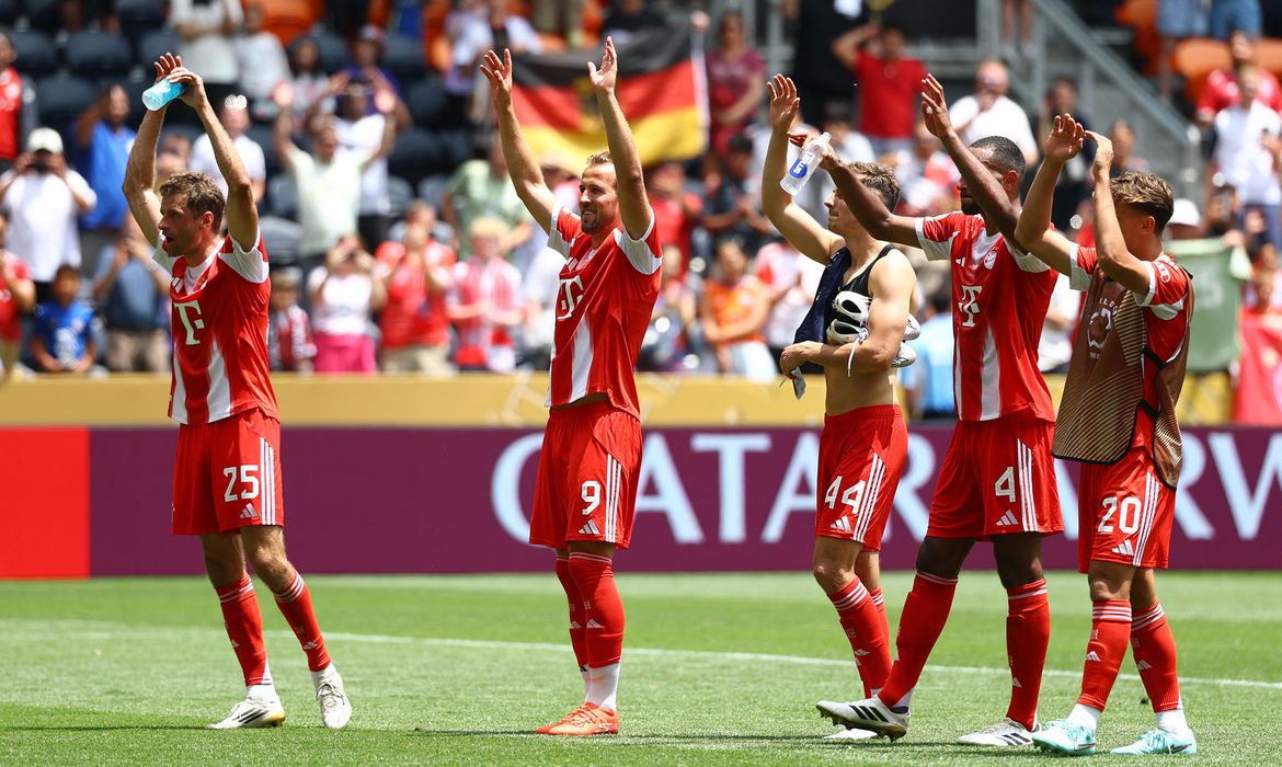 Soccer Football - Club World Cup - Group C - Bayern Munich v Auckland City - TQL Stadium, Cincinnati, Ohio, U.S. - June 15, 2025 Bayern Munich's Thomas Muller, Harry Kane, Jonathan Tah, Josip Stanisic and Tom Bischof celebrate after the match REUTERS/Kai Pfaffenbach