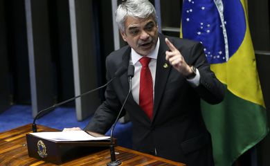 Brasília - O senador Humberto Costa fala durante encaminhamento de votação do processo de impeachment de Dilma Rousseff no plenário do Senado (Marcelo Camargo/Agência Brasil)