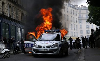 Manifestantes incendiaram um carro da polícia durante confronto em um protesto contra a violência policial. A França passa por uma semana de manifestações contra a reforma trabalhista que está em andamento no país. 