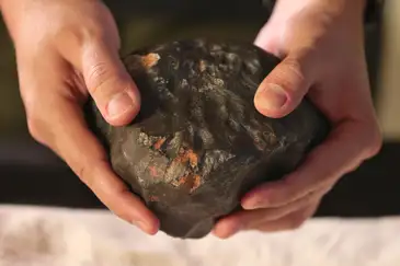 Rio de Janeiro (RJ), 04/13/2023 - Presentation of the Santa Filomena meteorite, the first piece incorporated into the meteorite collection of the National Museum (UFRJ) after the 2018 fire. Photo: Tânia Rêgo/Agência Brasil