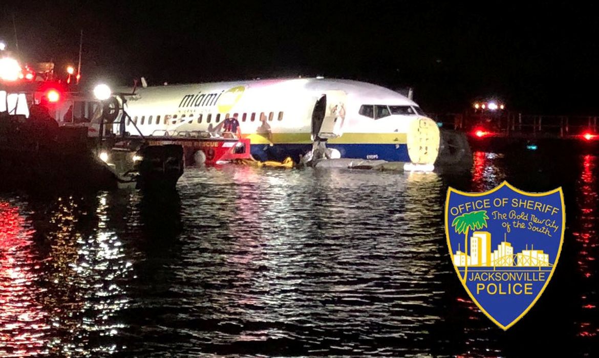 Um Boeing 737 é visto no rio St. Johns em Jacksonville, Flórida, EUA, em 3 de maio de 2019, nesta foto obtida da mídia social. JACKSONVILLE SHERIFF'S OFFICE 