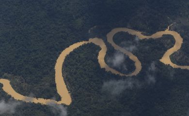 Rios contaminados têm coloração e margem afetados pela atuação de garimpo ilegal na região do Surucucu, dentro da Terra Indígena Yanomami, Oeste de Roraima, avistados em sobrevoo da Força Aéra Brasileira para lançamendo de suprimentos.