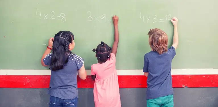 Alunos resolvem problemas de matemática na lousa
