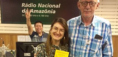 A apresentadora Juliana Maia, o jornalista e escritor Fernando Rocha e o operador Pipi Caiabi, ao fundo