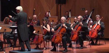 Orquestra de Cordas da UFRJ, sob a regência do maestro Roberto Duarte
