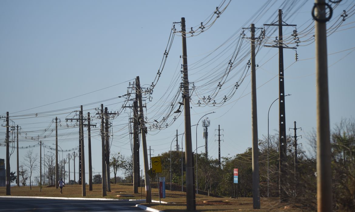 Postes de rede elétrica próximo ao Colégio Militar de Brasilia, no bairo da Asa Norte