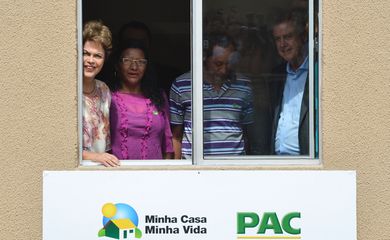 Brasília – A presidente Dilma Rousseff acompanha do governador do Distrito Federal, Rodrigo Rollemberg, entrega 928 apartamentos do Residencial Paranoá Parque no Distrito Federal (José Cruz/Agência Brasil)
