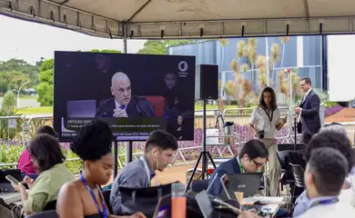 Brasília, (DF) 25/03/2025 - Ministro Alexandre de Moraes é visto em telão na parte externa do STF.
O Supremo Tribunal Federal começa a julgar, o ex-presidente Jair Bolsonaro e mais sete denunciados pela trama golpista vão se tornar réus na ação.
O caso será julgado pela Primeira Turma da Corte, colegiado formado por cinco dos 11 ministros que compõem o tribunal. 
Foto: Fabio Rodrigues-Pozzebom/Agência Brasil