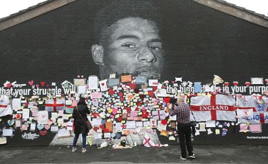 Mural de Marcus Rashford com mensagens de apoio 