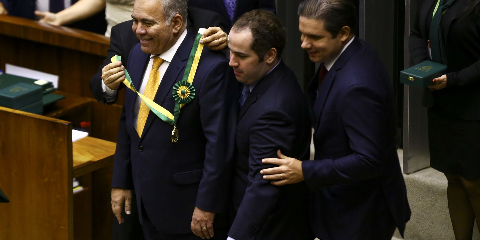 Michelle Bolsonaro recebe medalha de mérito na Câmara