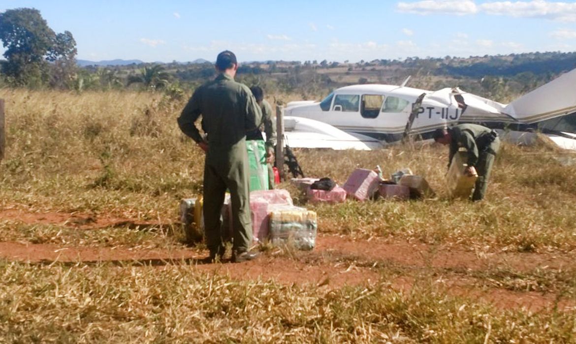 Avião interceptado pela FAB em Goiás tinha mais de 600 quilos de cocaína, informou PM
