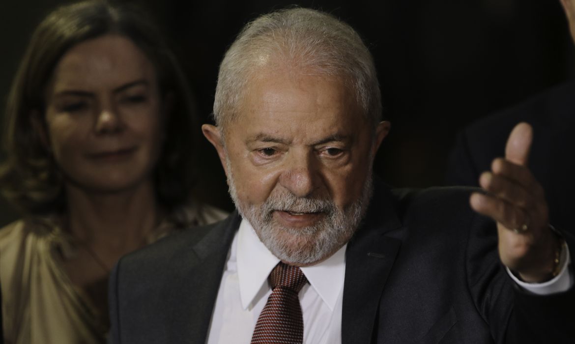 O presidente eleito, Luis Inácio Lula da Silva, acompanhado de seu vice, Geraldo Alckmin e de coordenadores da transição, fala com a imprensa após reunião com o presidente do TSE, ministro Alexandre de Moraes