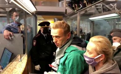 FILE PHOTO: Police officers detain Russian opposition leader Alexei Navalny in Moscow