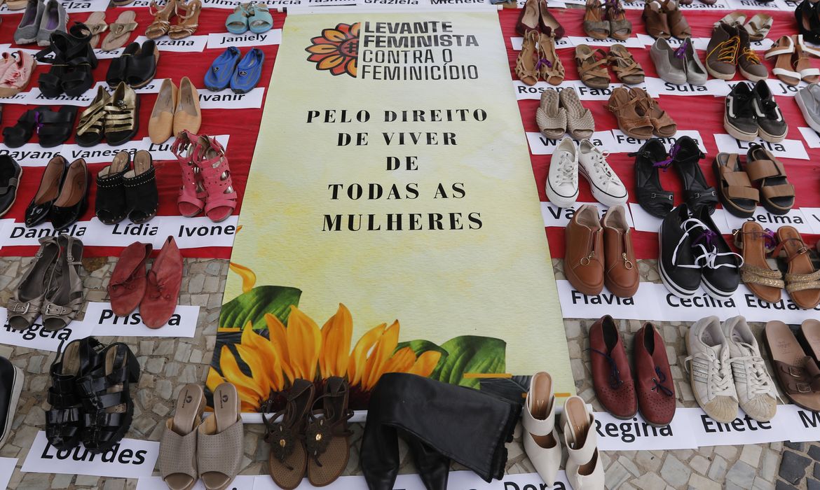 Rio de Janeiro (RJ) 25/11/2023 – Protesto com pares de sapato representando mulheres vítimas de feminicídio, em Copacabana, no Dia Internacional pela Eliminação da Violência contra a Mulher. Foto: Fernando Frazão/Agência Brasil